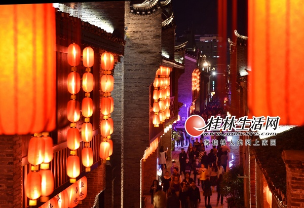 4月26日晚，东巷举行开街仪式后，市民与游客感受东巷的“新生”。